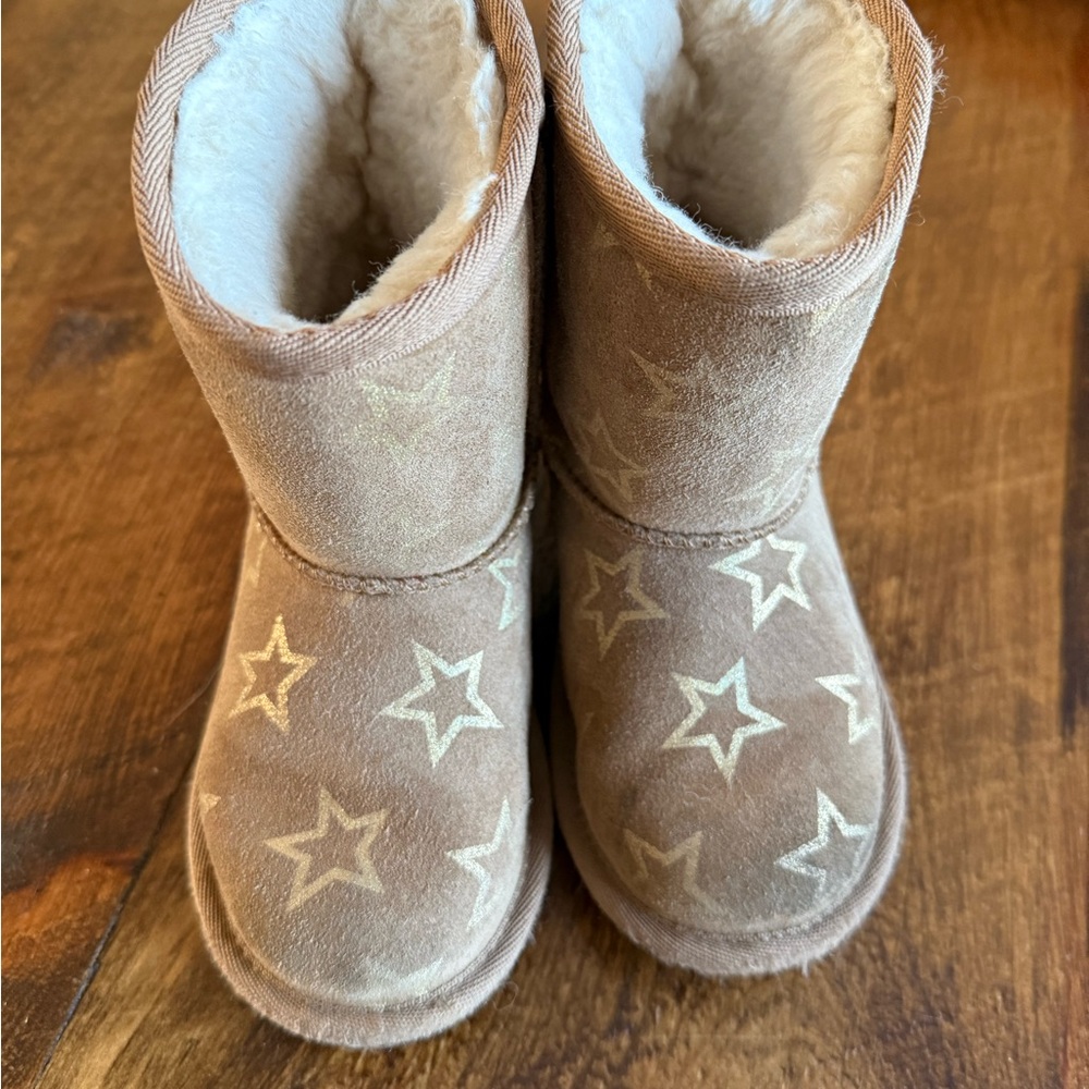 UGG Girls Star-Print Suede Boot - Tan